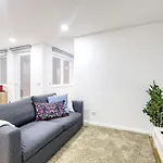 Cosy Flat, Center